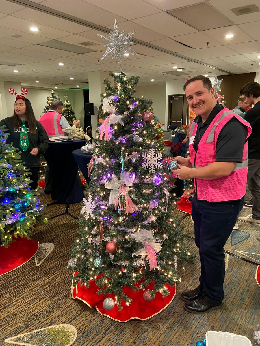 SouthportMB's tweet photo. Today the Southport team are in Winnipeg helping make a wish come true!
Stay tuned for more fun throughout the day!
#TreesOfJoy #MakeAWish #Southport https://t.co/4yZv94GXZI