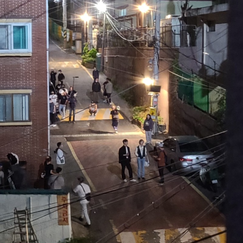 jongjonglyn's tweet photo. #이두나 #수지드라마촬영 #양세종수지 
히진이네 앞 골목에서 
저 장면만 몇시간을 찍었다는데 
조명이 너무 눈부셔서..히진이 굉장히 
화가 개구리 독처럼 올라와있었더랬지.

#YangSeJong #양세종 #이두나 #leedoona 
source 📎 https://t.co/Q09x6pWnvh https://t.co/4aLV5wJIcN