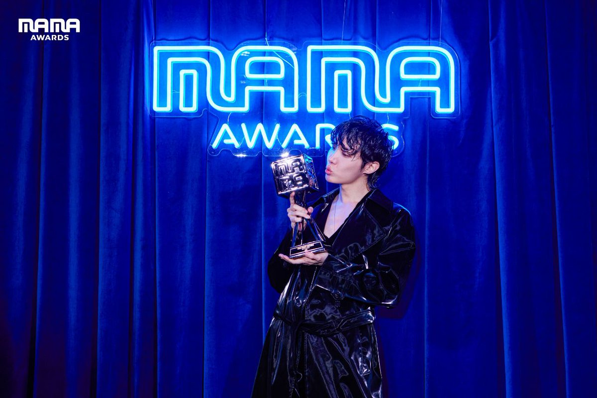 armysyoungfever's tweet photo. ✨BTS en Twitter ✨
Estamos muy agradecidos y honrados de recibir el premio "MAMA Platinum" otorgado a los artistas que han ganado 4 grandes premios. Tú y yo, el mejor momento está por llegar.
#BTS #Bangtan Boys #BTSARMY #Recibimos el premio ARMY
🌻 https://t.co/XkxGMkQnFm