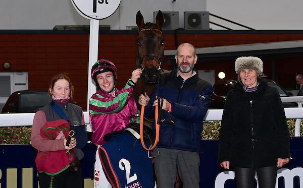 🏆 COOLCALMNCOLLECTED 🏆

A first career victory for Coolcalmncollected this afternoon at @DundalkStadium under @ctkjockey 🌟

Well done to all the team at home 🥳

#cmcracing #bluegrasshorsefeeds #arkequine #mullingarautosskoda #mullingarautosvolkswagen