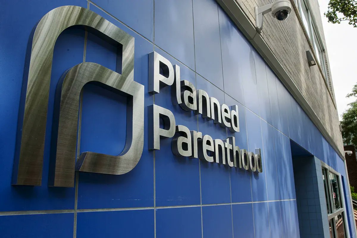 nyu_journalism's tweet photo. An anti-abortion group of self-proclaimed citizen journalists secretly videotaped Planned Parenthood after creating false identities and a fake company to infiltrate restricted areas. | @granierisusanna for @FirstAmendWatch https://t.co/ivBt2DHPoE #healthcare #abortion @PPFA https://t.co/NlR92M5Fgt
