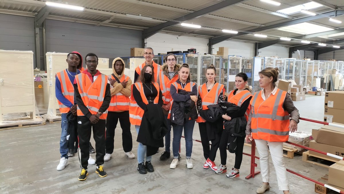 VINCIEnergies's tweet image. En France, 80 000 jeunes décrochent chaque année du système scolaire 🇫🇷

Afin de palier à ce problème, nos équipes chez #Cegelec Angers Infras ont organisé avec Réseau Etincelle une semaine de formation afin d&apos;accueillir 12 jeunes de 16 à 25 ans dans nos entreprises 👷‍♂️