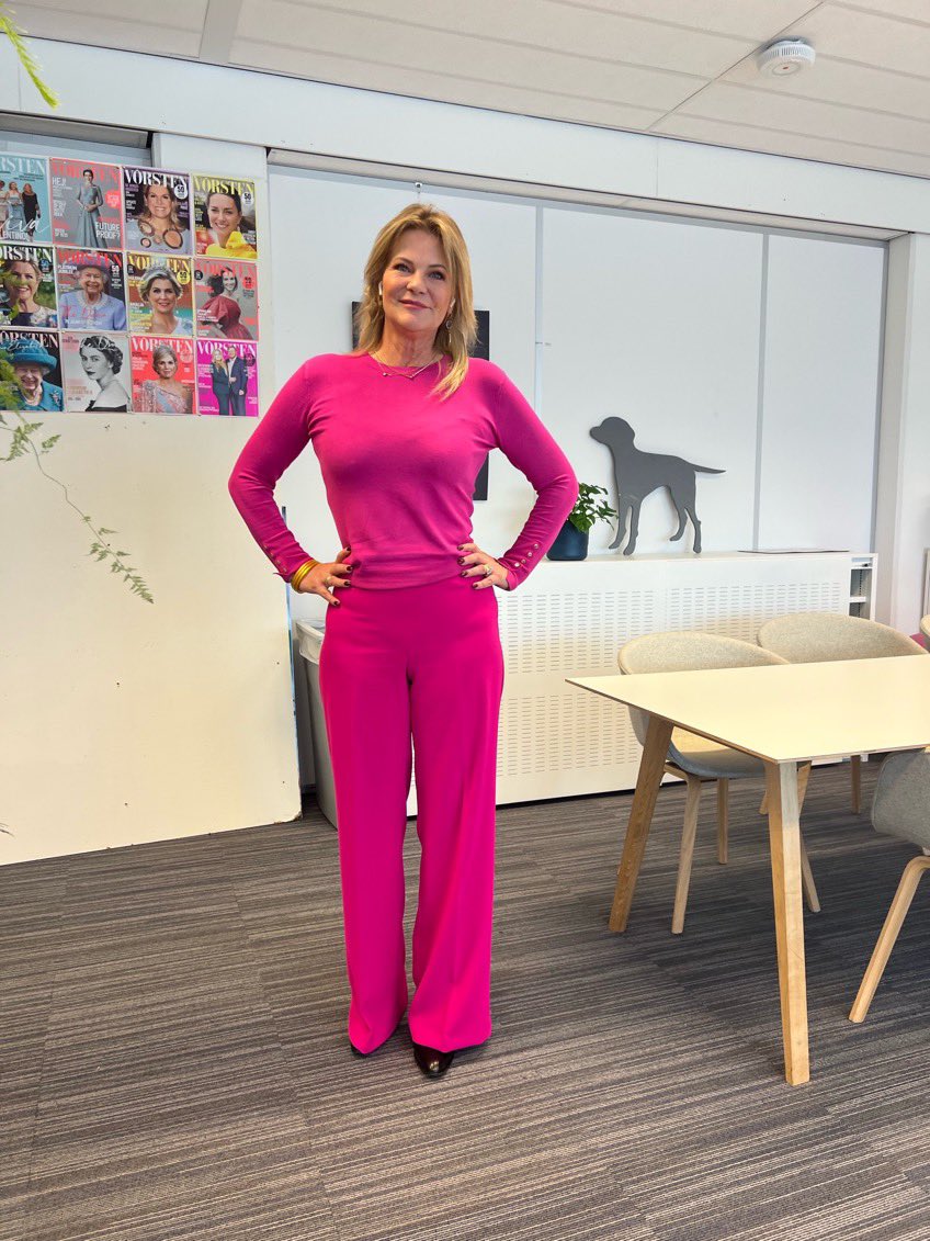 JustineMarcella's tweet photo. Even terug op het oude nest. Voor een afscheidsreceptie heb ik geen tijd 🤪 want vanaf nu start mijn nieuwe avontuur als freelancer!
#newstart #afscheid #vorsten #collegas #redactie #freelancer #goodmemories #royals #royalty https://t.co/Rf6tsjzTxj