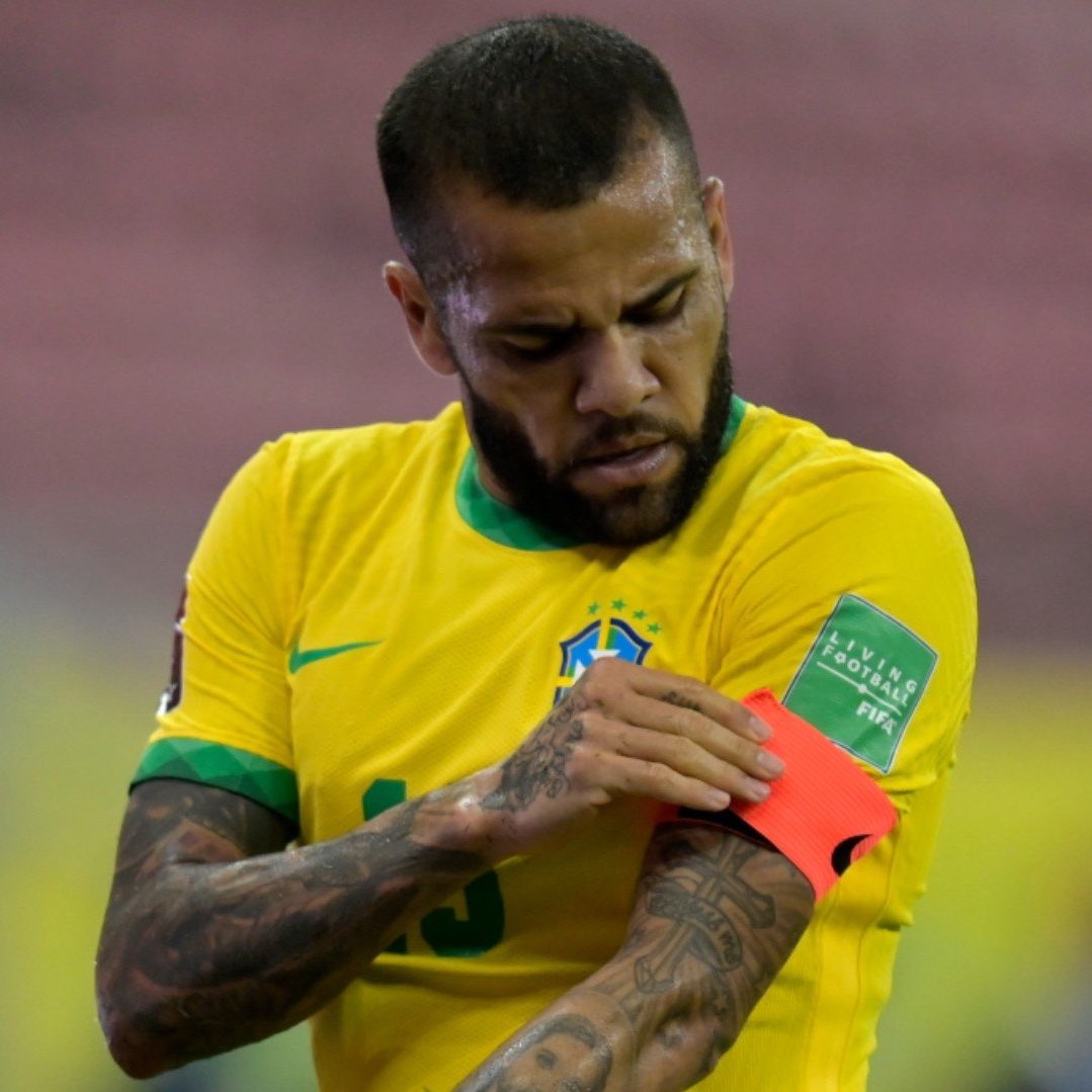 choquei's tweet photo. 🚨GRAVE: Daniel Alves será o capitão da Seleção Brasileira no jogo contra o Camarões, na sexta-feira. https://t.co/ZdUpm0l02m