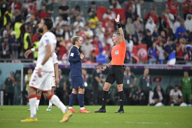 L'arbitre n'aurait pas dû avoir recours au VAR sur le but finalement annulé d'Antoine Griezmann lors de Tunisie - France puisqu'il avait sifflé l'engagement. La Fédération française a choisi de poser une réclamation ow.ly/UUeU50LRNe0