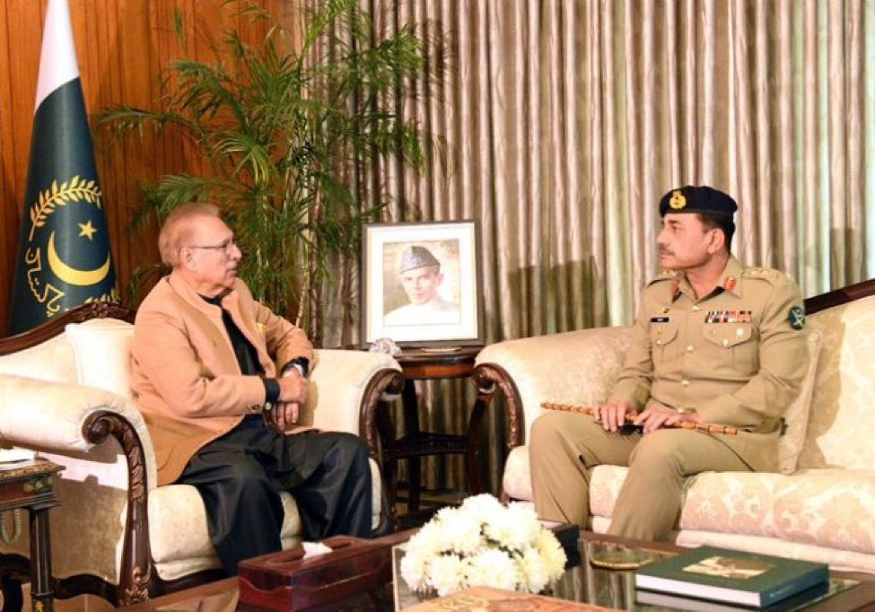 کچھ بھکاری دعوی کر رہے ہیں کہ اس ملاقات میں صدر نے آرمی چیف کی عمران خان سے بات کروانے کی کوشش کی۔ آرمی چیف اپنے سپریم کمانڈر سے ملنے گئے تھے ٹیلی فون ایکسچینج پر نہیں۔ یہ گھٹیا پراپیگنڈا اسی گندے رجیم چینج آپریشن والے کھیل کا حصہ ہے۔ لوگ عقلمند ہیں کچھ اور سوچو۔