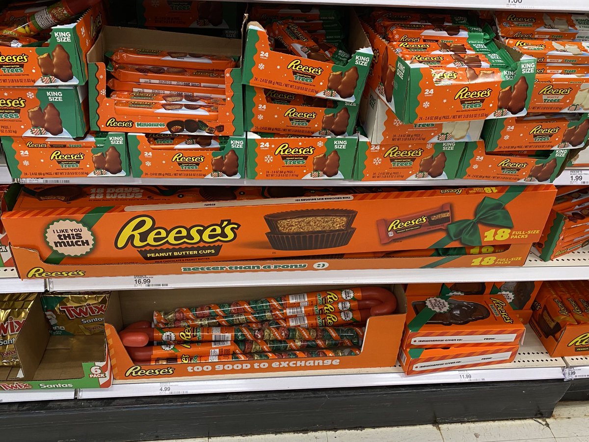 dianeEITM's tweet photo. What’s up with all the gigantic candies this year? https://t.co/U0cUURRVyw