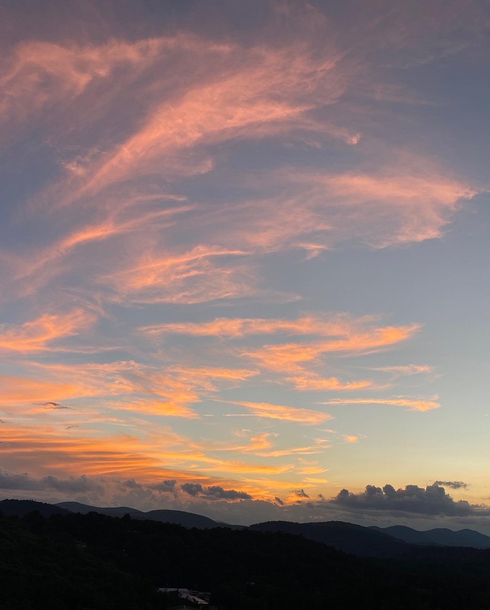 HighlandsIE21's tweet photo. A semester spanning seasons- our program got to experience the great outdoors from August to early December, so we got to see a wide array of weather here in the mountains☀️🍂❄️
-kh
@UNC @UNC_IE @UNCResearch @uncstudyabroad @unccollege @unc_our @HoghlandsBIO @HighlandsBioFdn https://t.co/gN8THkFwit