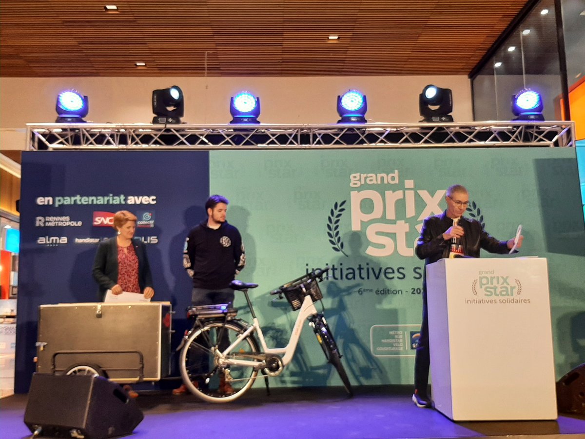 sylvie_mousset's tweet photo. Ce soir au @CentreAlma aux côtés de @metropolerennes #CollectifHandicap35 @keolisrennes 
@MEuverte remet le #PrixSNCF @OpeMobilite_IS  à  @GregoireGrossi #PedAllo jeune asso qui vient à vous &amp; vs apprend à réparer vos tél mobiles ☎️ 
#ecocirculaire #RSE
https://t.co/hjtL3eKVxO https://t.co/7llOdS8PVx