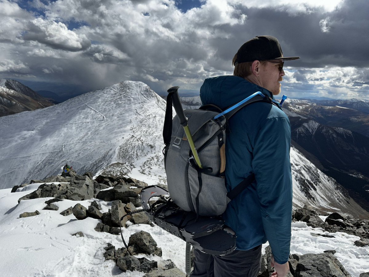 charlieyielding's tweet photo. I got my @peakdesignltd bag in 2019 and it has been the best bag ever. I was in Denver a couple months ago with @CDavisyo and needed a bag for an impromptu #14er. This bag came in clutch. Everything was packed tight, and the straps helped me bring the snowshoes &amp; poles. https://t.co/cGemStHJ9M