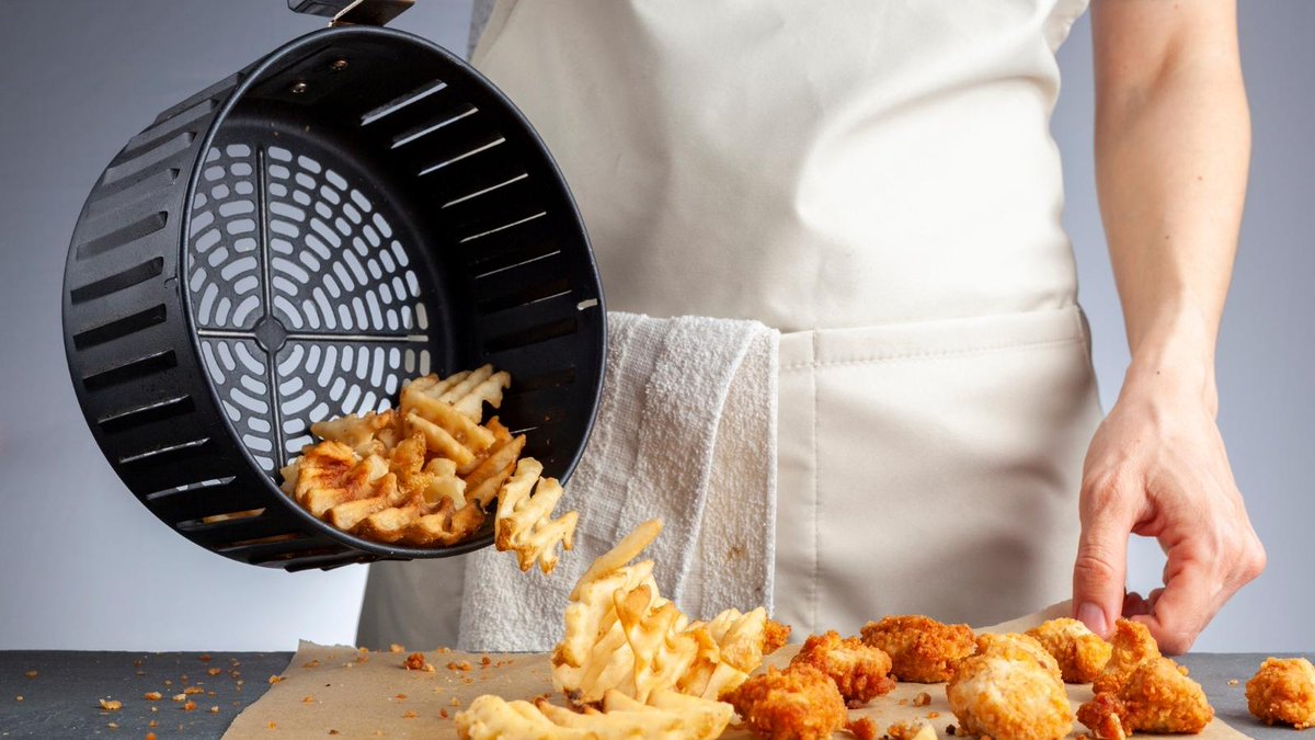 worldfoodwine's tweet photo. Air fryers are the latest kitchen craze! They make unhealthy foods like doughnuts and chips a little bit healthier, but they can also be used to cook healthier foods such as roasted potatoes and chicken breasts. 

https://t.co/fq8XzmkPnD

#AirFryer #KitchenCraze #HealthierFood https://t.co/z1HiHxJWwr