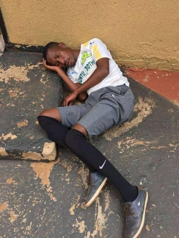 Inid_Ukwa's tweet photo. @viviannmarie_ @uhone_blessing Things we go through 😭😭 https://t.co/ii96xPcLcc
