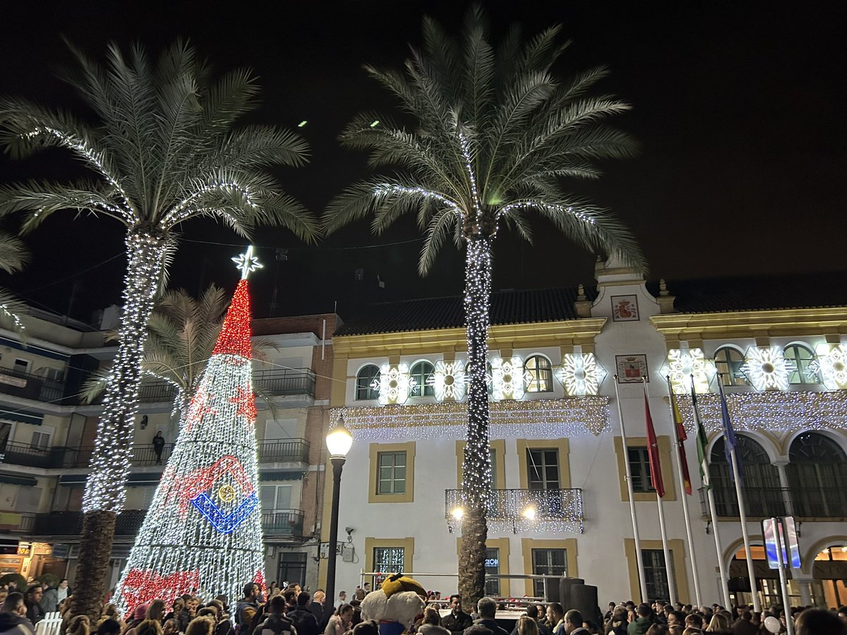 aytodoshermanas's tweet photo. 🎄Dos Hermanas ilumina la Navidad🎄El tradicional encendido del alumbrado engalana #DosHermanas para dar la bienvenida a las fiestas navideñas💫

⭐️ Una decoración luminosa con motivos navideños que viste de luces las calles invitando a disfrutar en estas fechas tan señaladas✨ https://t.co/r712e94xSg