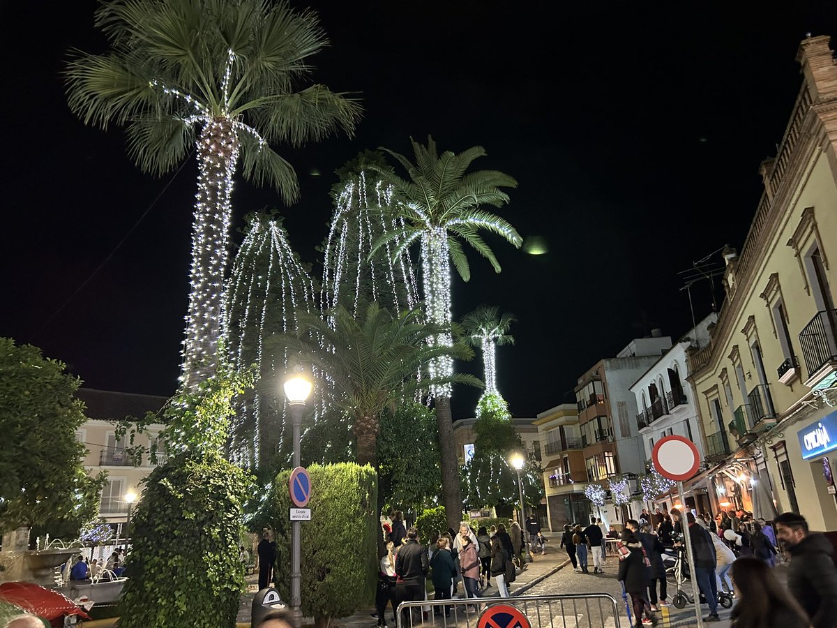 aytodoshermanas's tweet photo. 🎄Dos Hermanas ilumina la Navidad🎄El tradicional encendido del alumbrado engalana #DosHermanas para dar la bienvenida a las fiestas navideñas💫

⭐️ Una decoración luminosa con motivos navideños que viste de luces las calles invitando a disfrutar en estas fechas tan señaladas✨ https://t.co/r712e94xSg