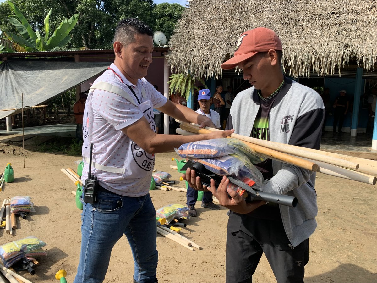 CICR_ve's tweet photo. En el #EjeArauca, estado #Apure, apoyamos a más de 250 personas en 7 comunidades 👩🏼‍🌾 con la entrega de insumos agrícolas que les permitirán mejorar sus medios de vida e ingresos económicos.

En esta actividad, trabajamos junto al voluntariado de la @CruzRojaVe ⛑️. https://t.co/u6bspqdLVq