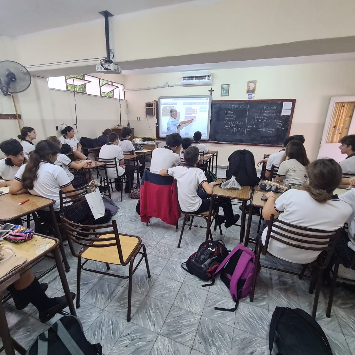 GrigeraFernando's tweet image. Hoy en  colegio San José de Bell Ville , 3 año secundario como aplicar la placa. #microbit  #makecode 
#microbitprojects #robotica #
Nos gusta ayudar  a #escuelas a enseñar #tecnologia , desde 1996  y seguimos aprendiendo en beneficio de los #docentes 
#capacitaciondocente