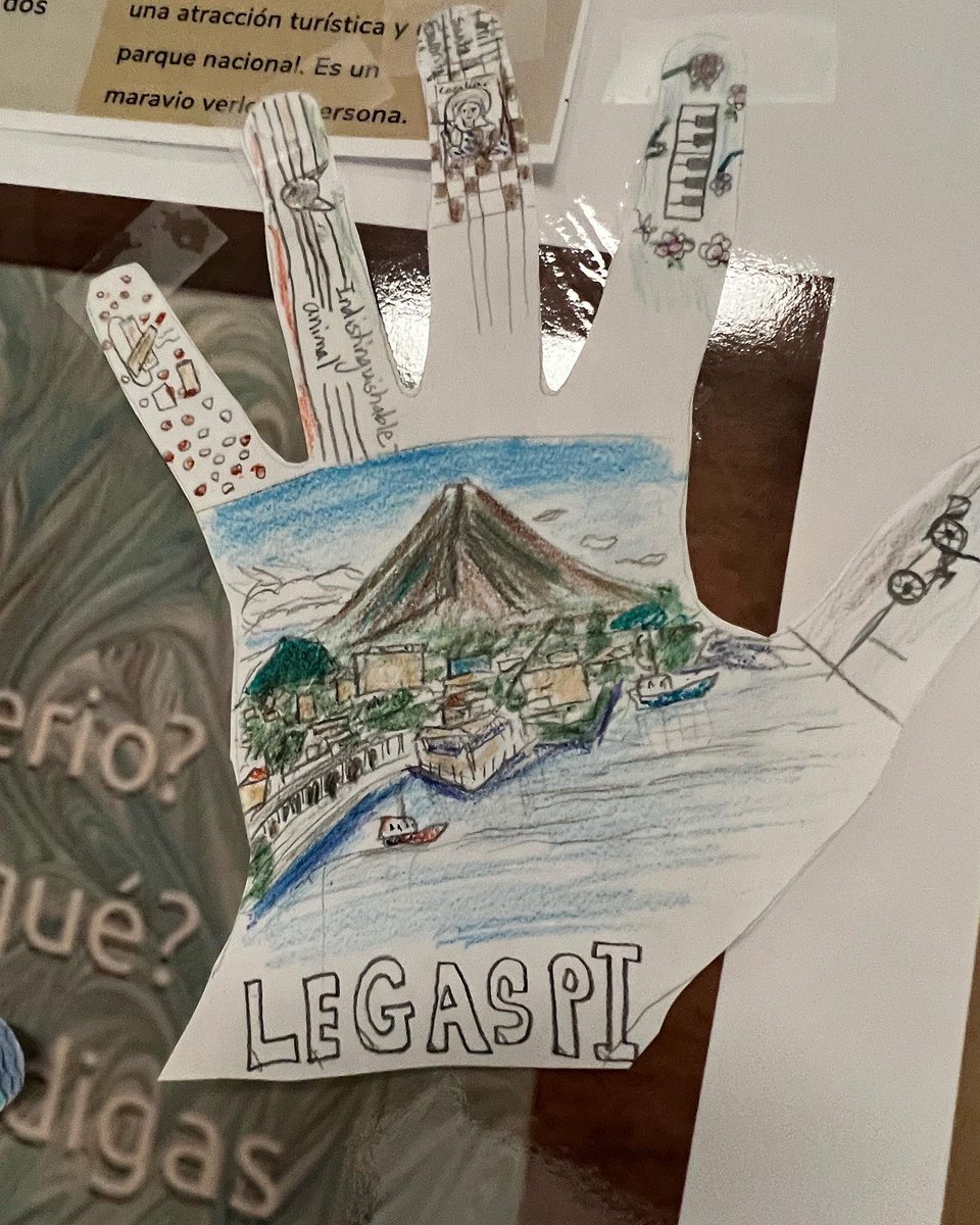 NNPS_WrldLang's tweet photo. Look at these beautiful “Thankful Hands” Señora Reed’s Spanish students made &amp; displayed in the WL hall at Menchville HS! Such a beautiful display of the people,food,items,&amp; places they are all thankful for! 😍 #NNPSProud #worldlanguageteachersrock #suchcreativity✨ #thankful https://t.co/vWDPYbivnK
