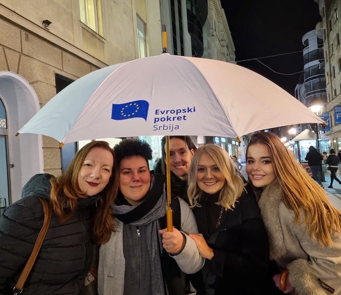 EvropskiPokret's tweet photo. SRBIJA JESTE EVROPA ⭐️
#srbija #jeste #evropa #30 #godina #Evropskog #pokreta #u #Srbiji
#nedelja #evropskih #integracija #flashmob https://t.co/zfpAebMQ1v