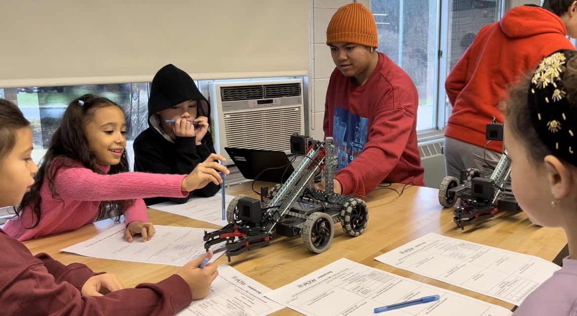 AmyRose2020's tweet photo. 2nd grade engineers in the making! 🤖 Thank you Mrs. Longo and Mr. Mellin, along with the awesome high school students, for a GREAT visit to your STEM lab! It was a fun-filled morning of learning for all of us! @MahopacSchools @ARPanthers https://t.co/r1QvODFNGZ