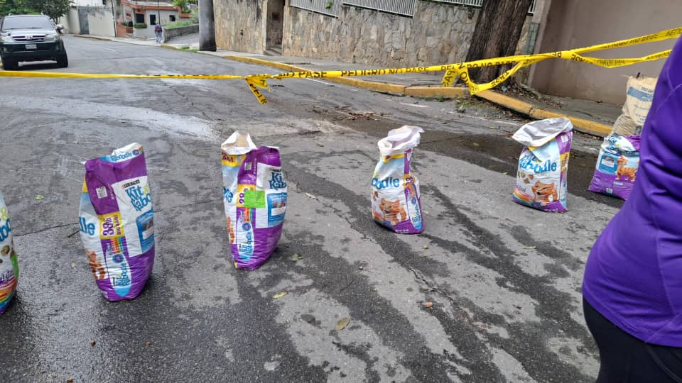 ElPitazoTV's tweet photo. Actualmente los vecinos solicitan el apoyo de Hidrocapital y la Alcaldía de Caracas, ya que la situación afecta 17 edificios y al Liceo Carlos Soublette. Vía infociudadana María García https://t.co/D4oOyLdcjI