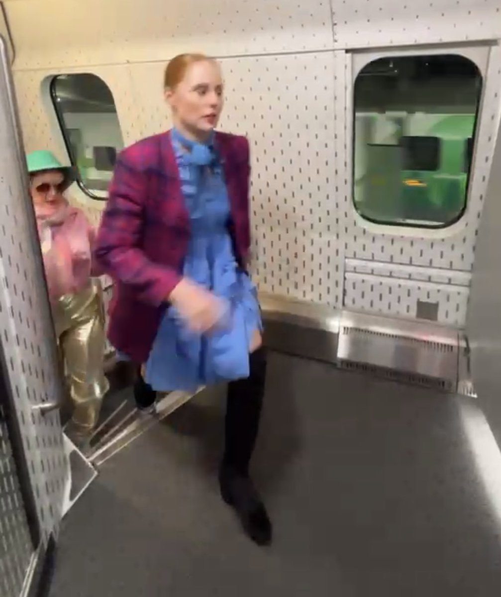 Maailman ensimmäinen second hand muotinäytös junassa Suomessa @VRmatkalla! Reloven avajaiset alkoivat jo junassa Helsingistä Tampereelle. Huomenna 1.12. klo 9.00 Relove avaa Tampereen Stockmannilla! #stockmann #relovelifestyle #kierrätysmuoti