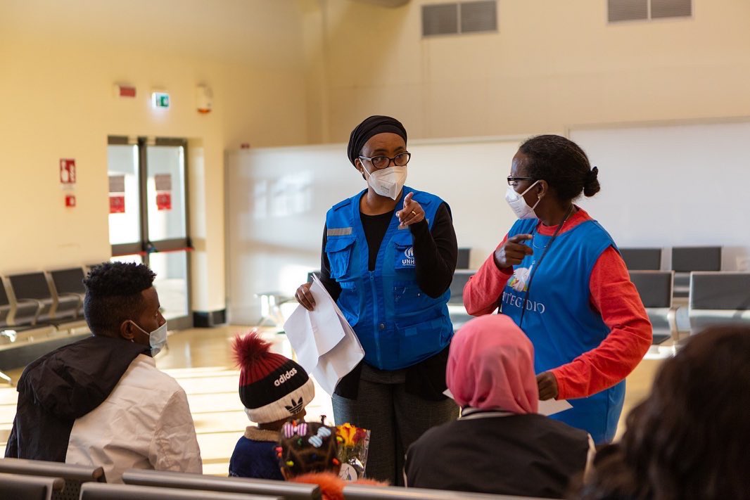 Benvenuti e benvenute 🤗

I canali sicuri come quello che oggi ha portato in Italia 114 rifugiati vulnerabili dalla Libia rappresentano un’àncora di salvezza per i rifugiati, permettendo loro di ricostruirsi un futuro in dignità senza dover intraprendere viaggi pericolosi.