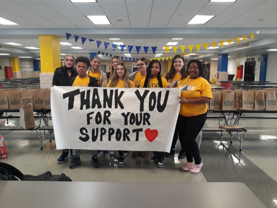 PghCarrickHS's tweet photo. CHS Seniors spent “Giving Tuesday” prepping 150 lunches for Pgh’s homeless community. Huge “thanks” goes out to @getgo @kfc #soergel’s #ReneesHallmark #BJsWarehouse!! @waynenwalters @PPSnews @JamiePio_Pgh https://t.co/MgMOGdPZpm