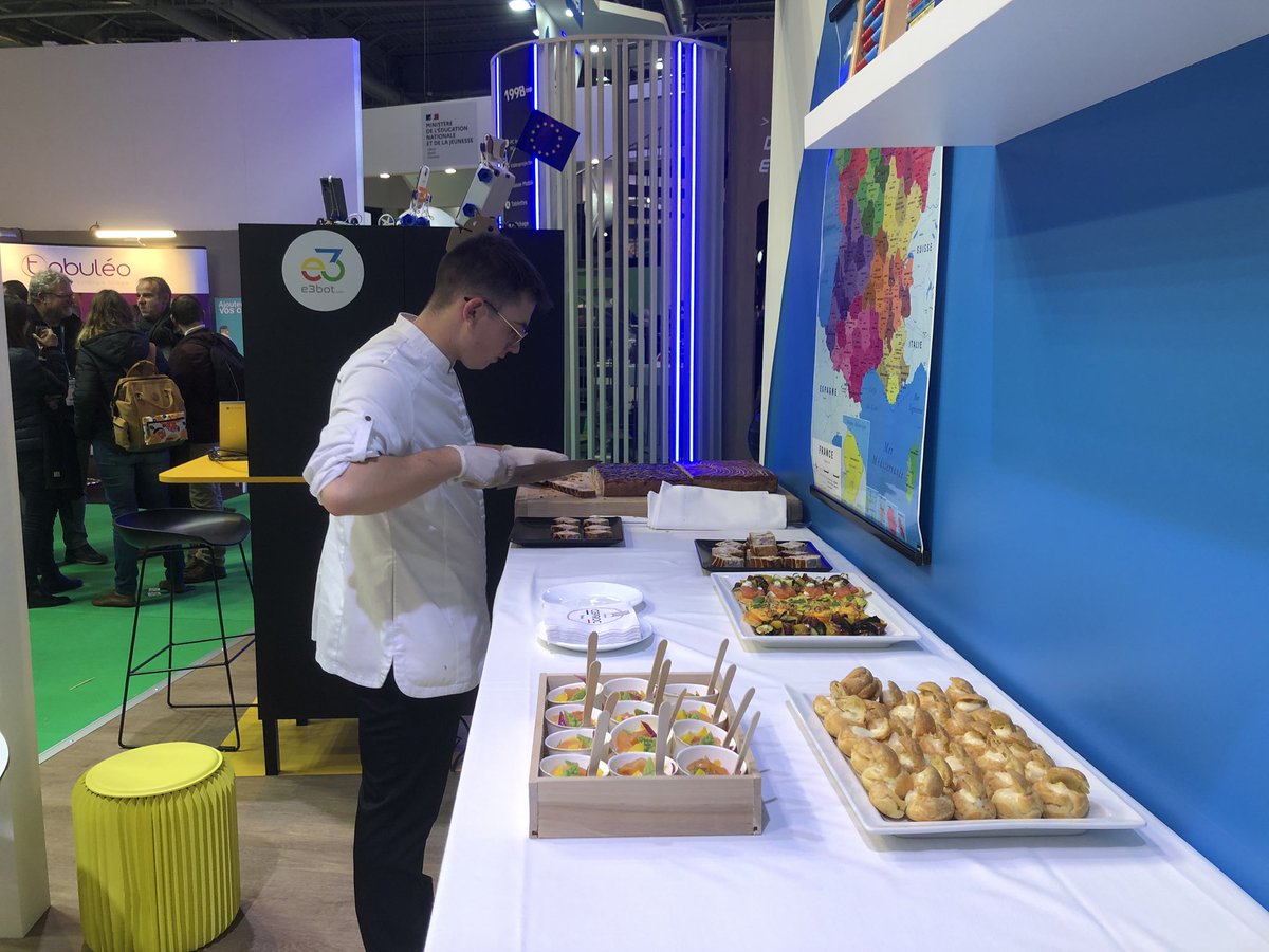 educationdigi's tweet photo. #EducatechExpo - l’#education et la formation toujours au cœur du stand @GoogleForEdu @GoogleEnFrance : le cocktail est organisé par le @CEPROC2, école de gastronomie française 🇫🇷 https://t.co/opvRj7N5HA