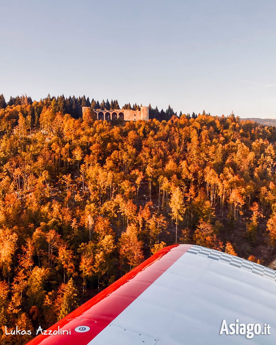 AsiagoIt's tweet photo. Ricordo di un #volo emozionante sull'Altopiano infuocato d'autunno... in cui gli occhi si sono riempiti di meraviglia! 🧡
Grazie mille all'amico Lukas per il suo ritratto del FORTE INTERROTTO visto dal cielo.

#Asiagoit #altopianodiasiago #Veneto #Asiago  #montagna https://t.co/elzN8LVEO3