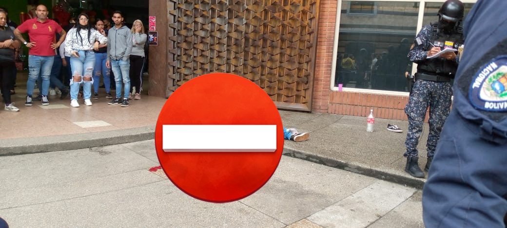 ReporteYa's tweet photo. #30Nov #GaleriasAvila
@JoanCamargo_: Falleció hombre en la entrada sur del Centro Comercial Galerías Ávila. Según testigos persona cayó de uno de los pisos superiores e impactó a un transeúnte. En transeúnte falleció en el sitio y el que cayó fue trasladado a un hospital cercano https://t.co/8tnRGF3sJR