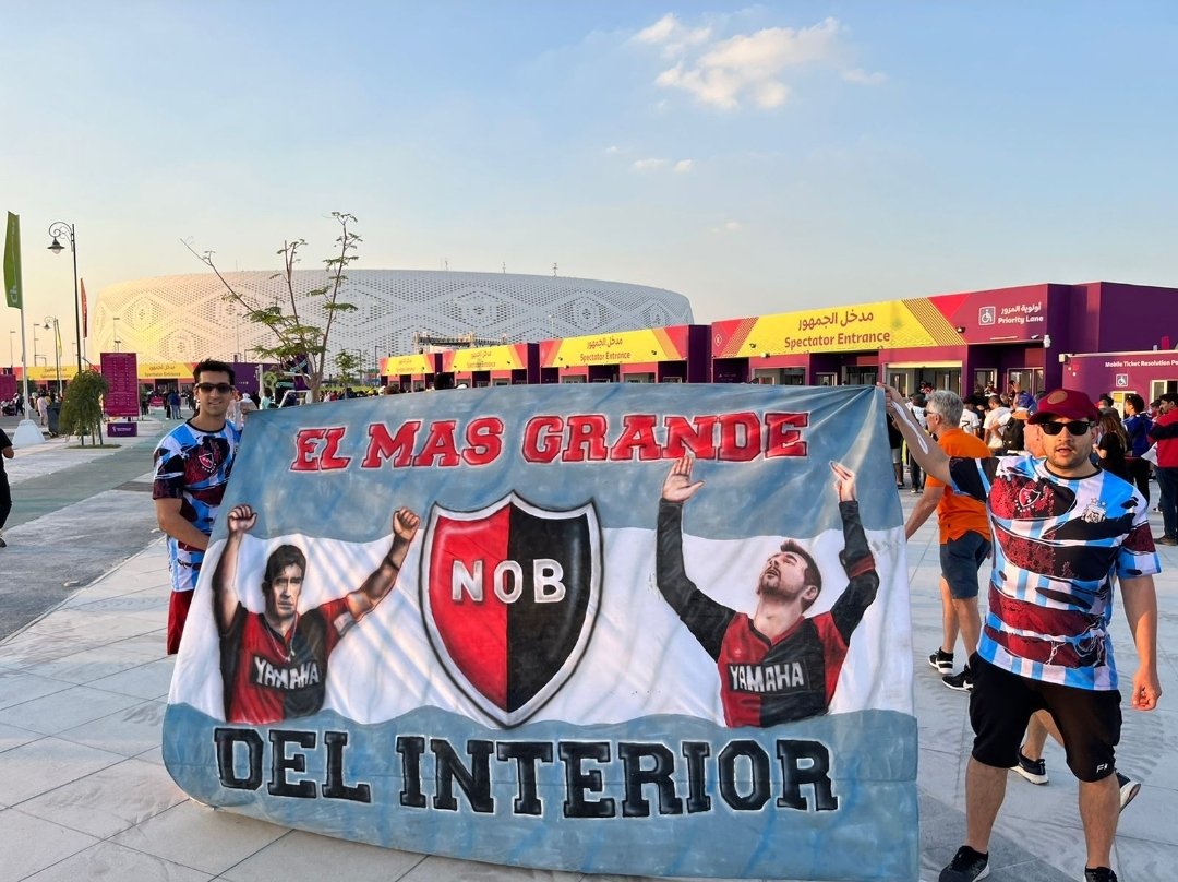 _CoRoSaFe's tweet photo. Hinchas de #Newells 🔴⚫ en la previa de #ARG - #POL https://t.co/dPlWFbvDq2