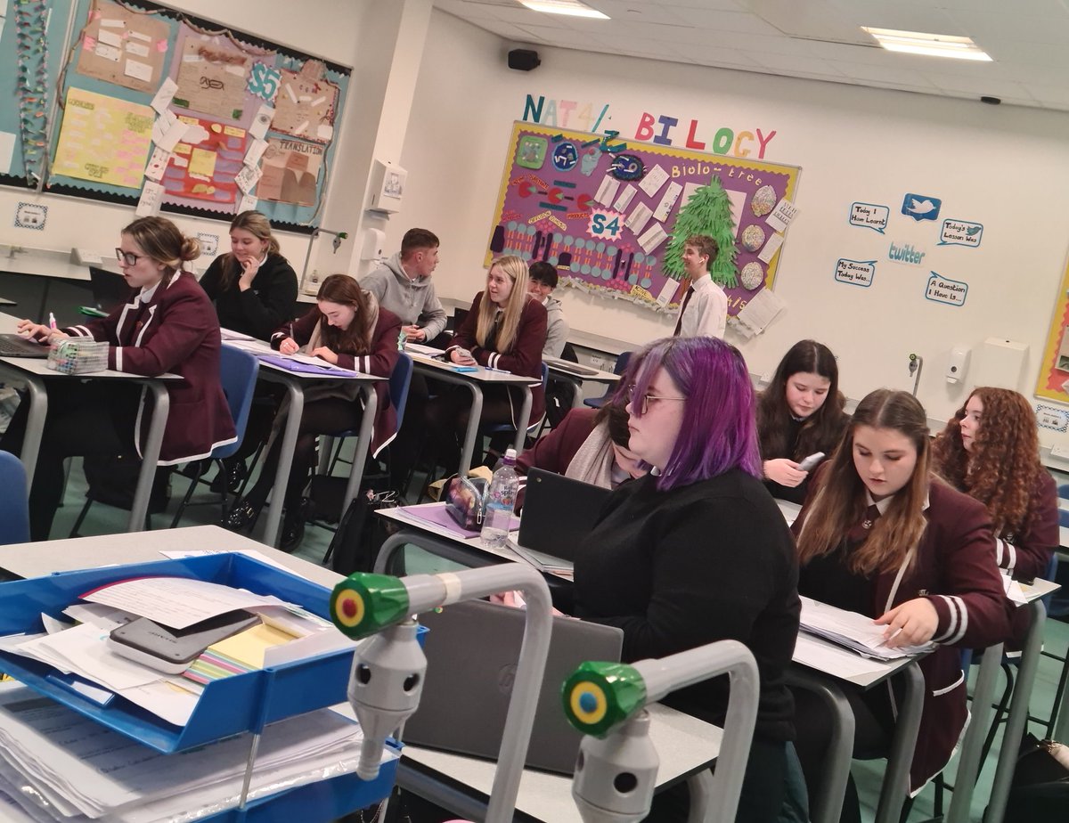Nearly a full class attending Higher Human supported study 👏👏 PPQ's, card sorts and kahoots to improve understanding tonight. Excellent effort from all who attended! 😃🙌 #TeamBio #Ambition #PrelimsAreComing
