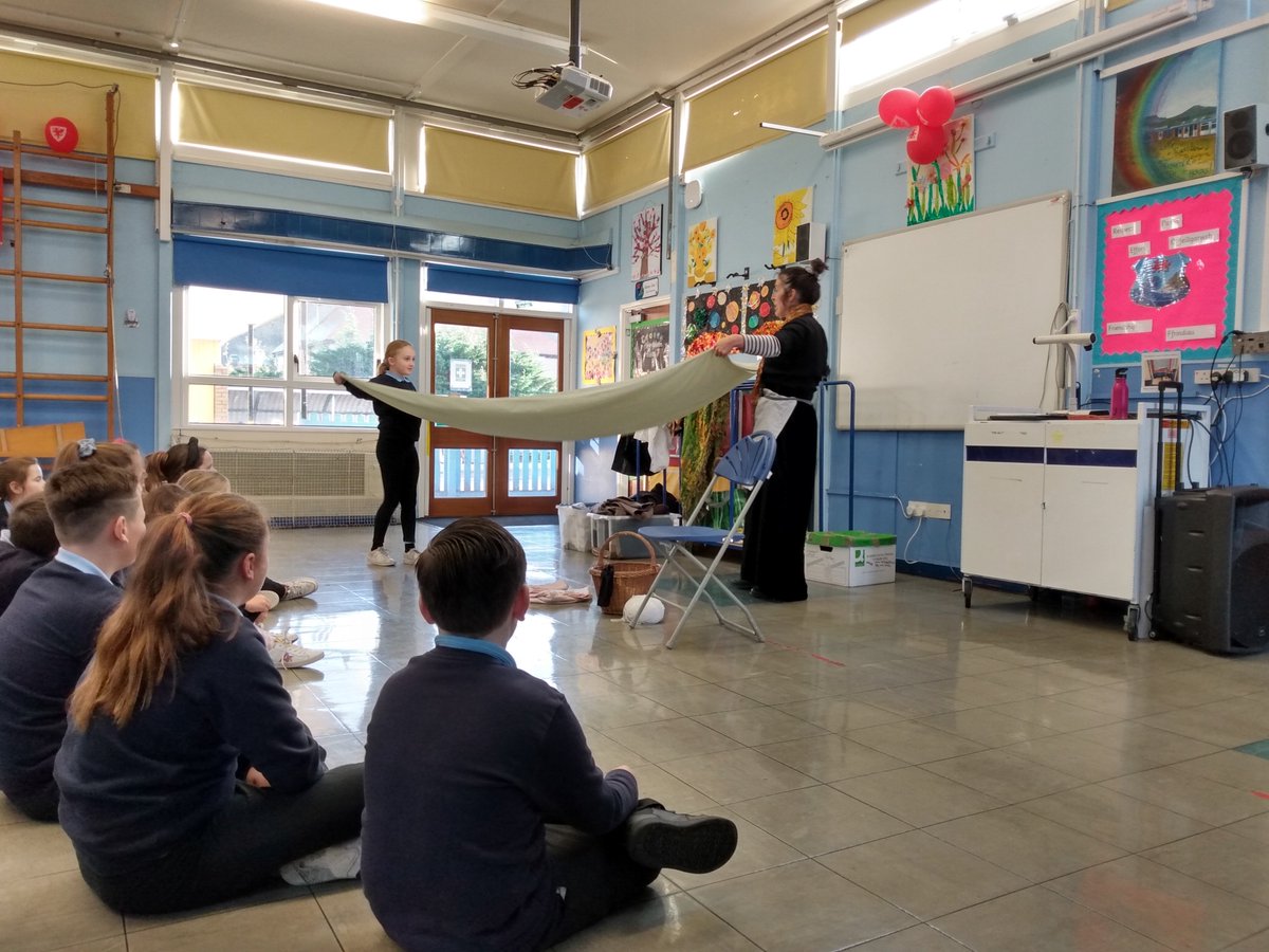 CyfunoConwy's tweet photo. Straeon o'r archifdy gyda @ManonPrysor
Trosedd a Chosb. Dyma sesiwn ddoe yn Ysgol
@CraigyDon
Mae'r sesiynnau yma yn rhad ac am ddim i ysgolion Conwy. Archebwch nawr ar gyfer Ionawr.
#CyfunoFusion https://t.co/KsQdapS8t6