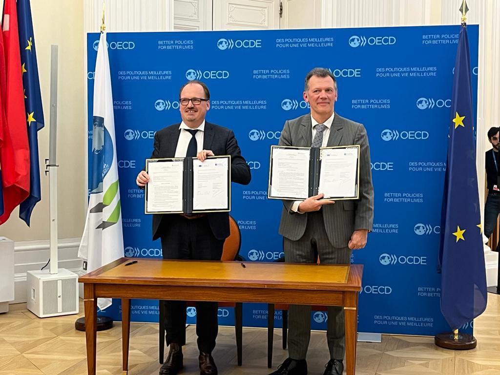 Proud to announce that the #EU and the #OECD signed a new grant agreement to reinforce #competitiveness and #sustainability in the #WesternBalkans. 
@MBousquetEU @AndreasSchaal #OECDseeurope #WB6

Access the press alert 🖊️➡️oe.cd/EU22