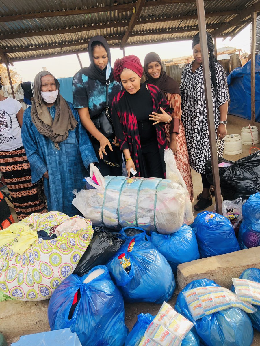 L’autonomisation de la femme étant notre notre phare,c’est cette optique  que nous avons aidés certaine femme du camp de réfugiés à rehausser leur commerces.Aussi,Bravo aux braves femmes de l’ASW pour la réalisation de cette activité de remise de dons (vivres et habits).