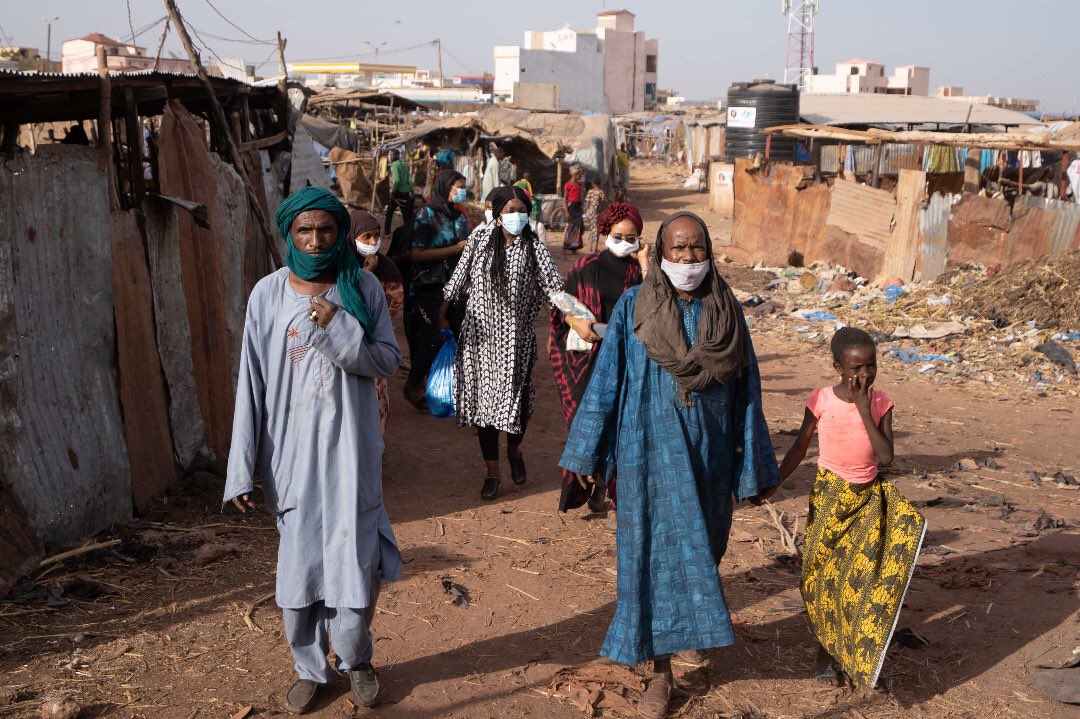 ASWMali's tweet photo. L’autonomisation de la femme étant notre notre phare,c’est cette optique  que nous avons aidés certaine femme du camp de réfugiés à rehausser leur commerces.Aussi,Bravo aux braves femmes de l’ASW pour la réalisation de cette activité de remise de dons (vivres et habits). https://t.co/X0ppifv79e