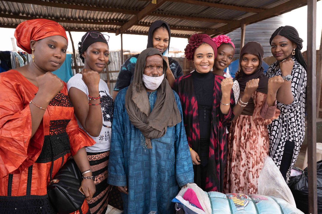 ASWMali's tweet photo. L’autonomisation de la femme étant notre notre phare,c’est cette optique  que nous avons aidés certaine femme du camp de réfugiés à rehausser leur commerces.Aussi,Bravo aux braves femmes de l’ASW pour la réalisation de cette activité de remise de dons (vivres et habits). https://t.co/X0ppifv79e