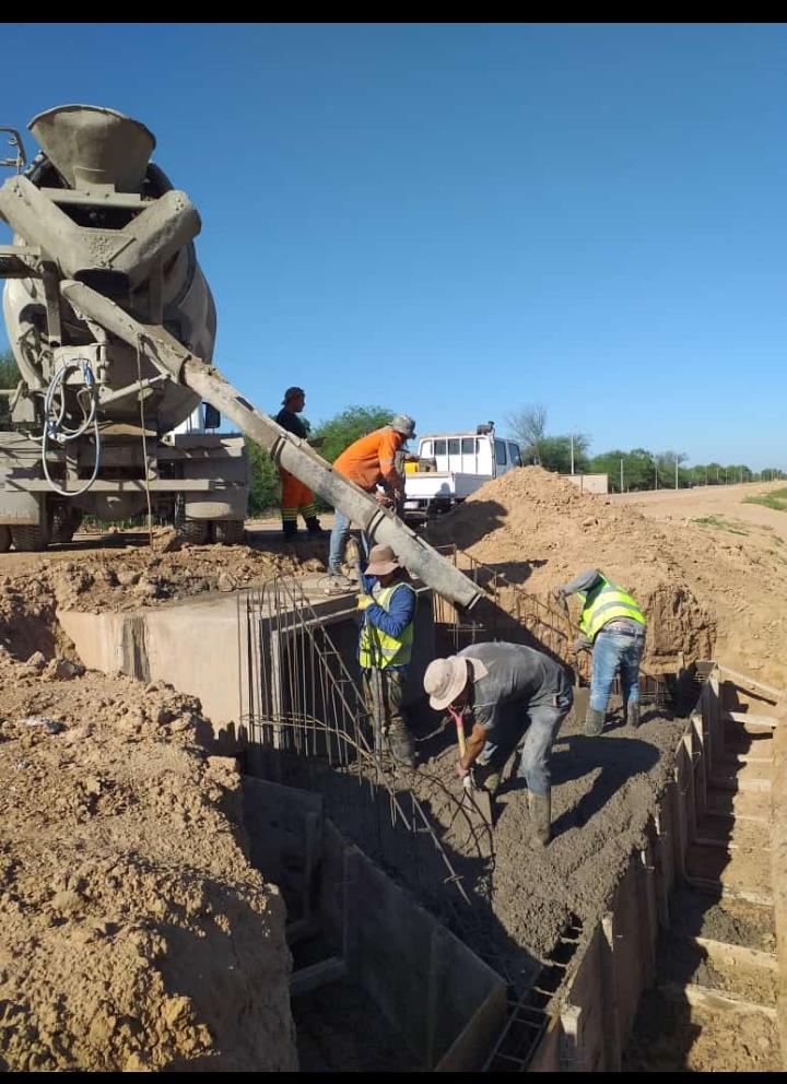 RutaDeLaLechePy's tweet photo. Jueves de intenso movimiento en el Lote 1, en su frente VIALTEC, trabajando con todo en su ítem obras de arte: con colocación, relleno y compactación de alcantarillas celulares en el acceso a Santa Cecilia desde la progresiva 6+180 a 8+420.
@el_BID @mopcparaguay https://t.co/qC0AItOiwl