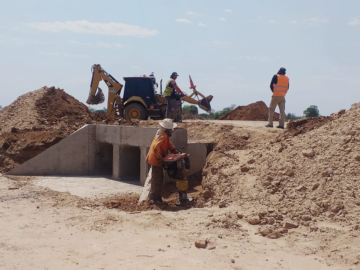 RutaDeLaLechePy's tweet photo. Jueves de intenso movimiento en el Lote 1, en su frente VIALTEC, trabajando con todo en su ítem obras de arte: con colocación, relleno y compactación de alcantarillas celulares en el acceso a Santa Cecilia desde la progresiva 6+180 a 8+420.
@el_BID @mopcparaguay https://t.co/qC0AItOiwl