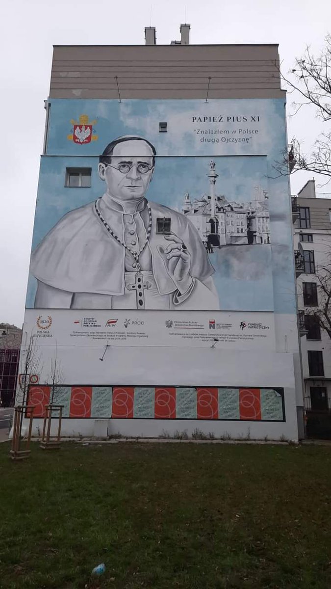 In the capital city of Poland, next to the University of Warsaw, young Poles today unveiled a huge mural with Pope Pius XI, who lived and served as papal nuncio in Poland in 1918-1921, along with a quote from this pope: „I found a second Homeland in Poland”

#BasedPoland