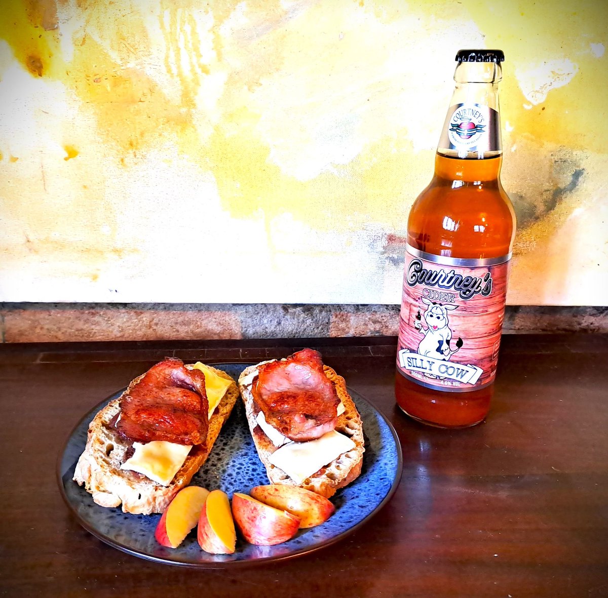 Feels fancy. Easy to make (otlr you can plan it 6 months in advance and try our apple chutney recipe. It's very nice!). Either way, a bacon, brie and chutney sandwich, with a bottle of Silly Cow Cider to wash it down is a fab lunch!

courtneys.online/bacon-brie-and…