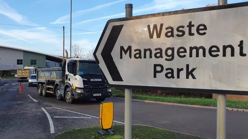 bichwattefaq's tweet image. Worst park EVER. Smells like literal garbage and there’s barely any grass anywhere