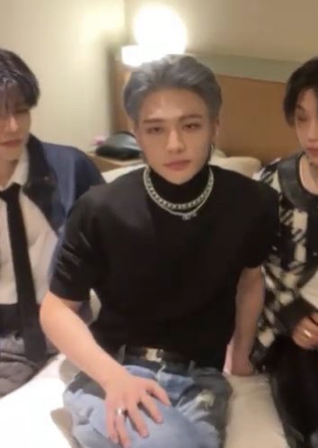 moonbxnnie's tweet photo. hyunjin be like “rock sunbaenim selca day” https://t.co/V4KpslxRlW