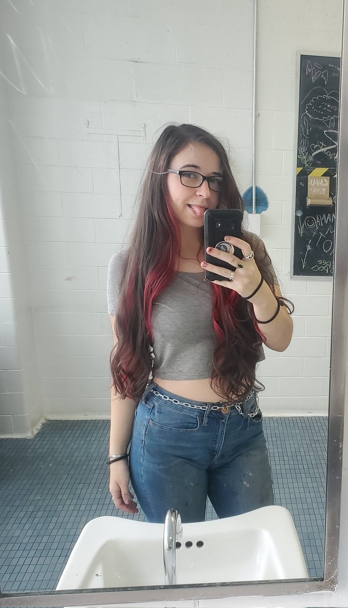 cecily_marks's tweet photo. I wear a chain for a belt every day... if only i had one for a collar 😥#ownme #selfies #Sellingcontent https://t.co/9vYiAmio9g