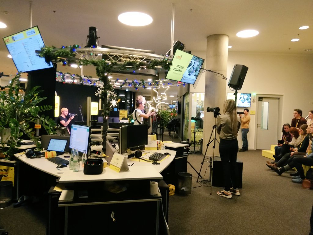 achtung_johanna's tweet photo. Heute hab ich mich beim Studiokonzert einmal nicht im Büro versteckt (weil im Dienst), sondern bin extra dafür in die Redaktion gefahren. 😉 Sehr coole Truppe! #folkshilfe #antenne #graz https://t.co/shY4xe72h8