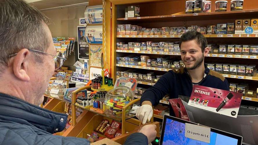 ZeBasQ's tweet photo. Demain au tabac du coin :
« Comment ça j’ai perdu ?! Mais puisque je vous dis qu’il y a eu 1-1… »
#TF1Gate #FRATUN https://t.co/scUDBSI9OH