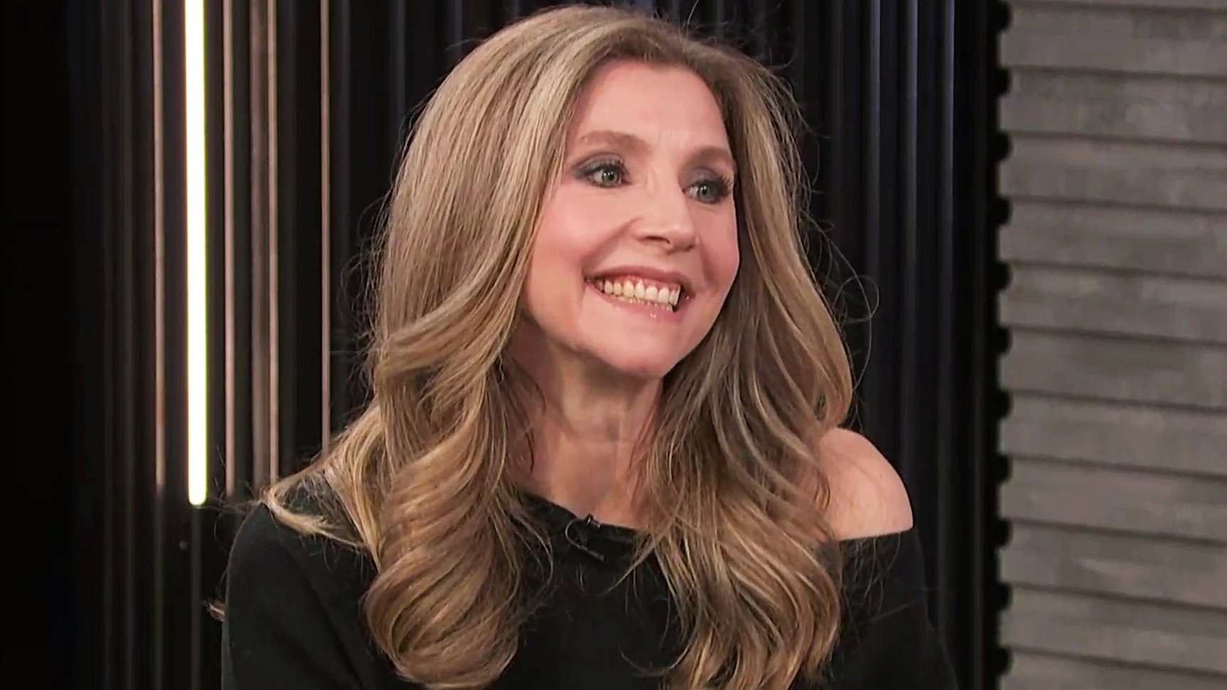 E! News on Twitter: "Sarah Chalke shares details of her most awkward on-stage kiss. 😬 https://t