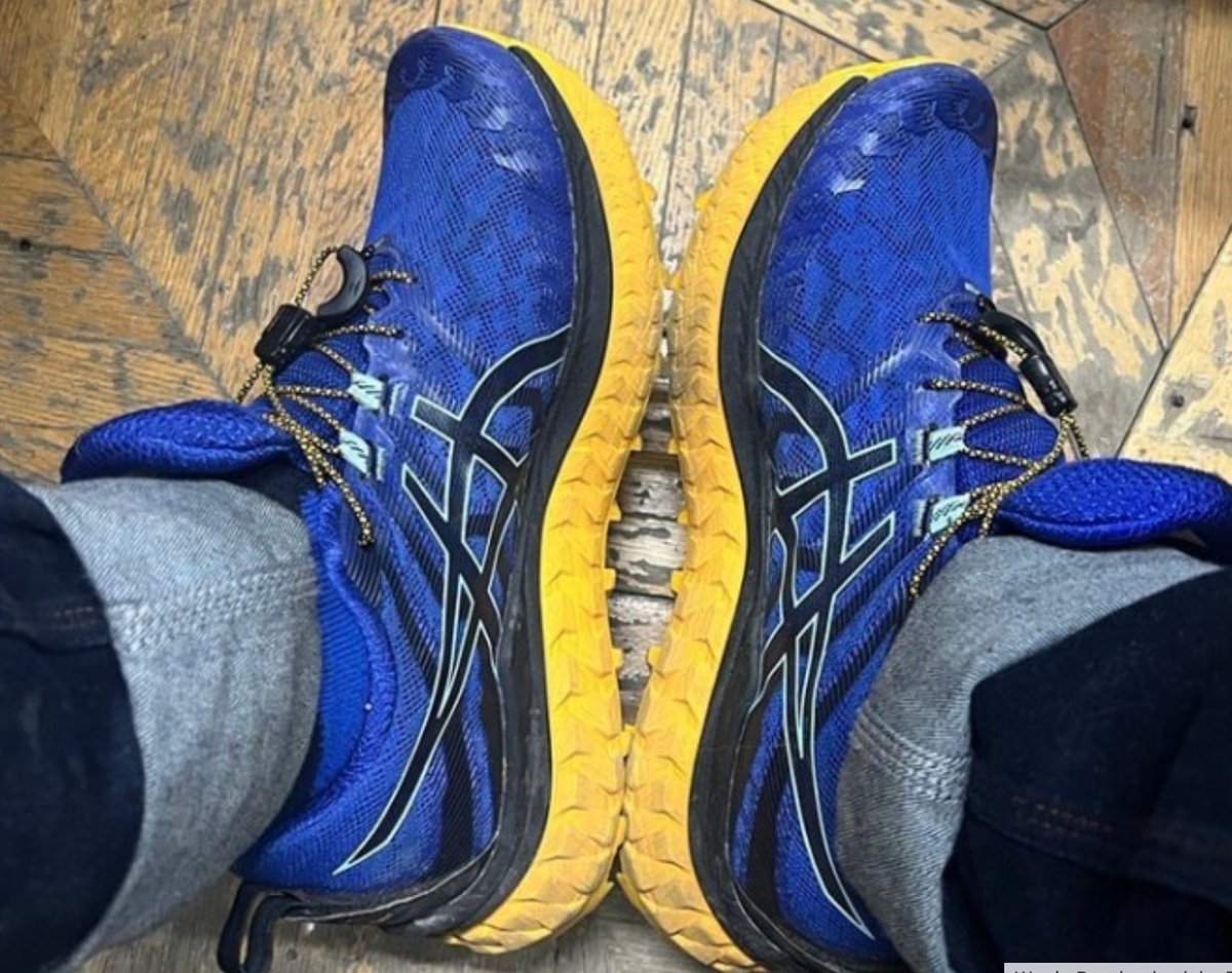 Imagine que você possui um tênis azul e amarelo, mas de repente não é mais seguro usá-lo na rua.  Imagine que a prefeitura de uma das principais cidades do país gasta dinheiro que não tem para mudar a cor de seus trens, e eles, por décadas, tiveram a cor azul e amarelo.🧵👇