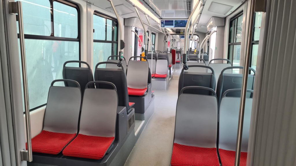 sameeny_'s tweet photo. @RM_Transit looks kinda like czech Skoda 45T for Brno https://t.co/huyllB3fOi