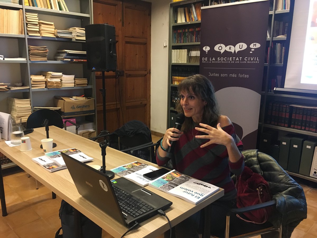 ForumSocCivil's tweet photo. Sala plena per escoltar na Núria Albet de @LPRenovable que ens parla de les experiències a Canàries per fer front al canvi climàtic

🗣Diàlegs entre la societat civil de les illes que inspiren! Podeu seguir-lo al nostre canal de Youtube https://t.co/El2yfyqGRV